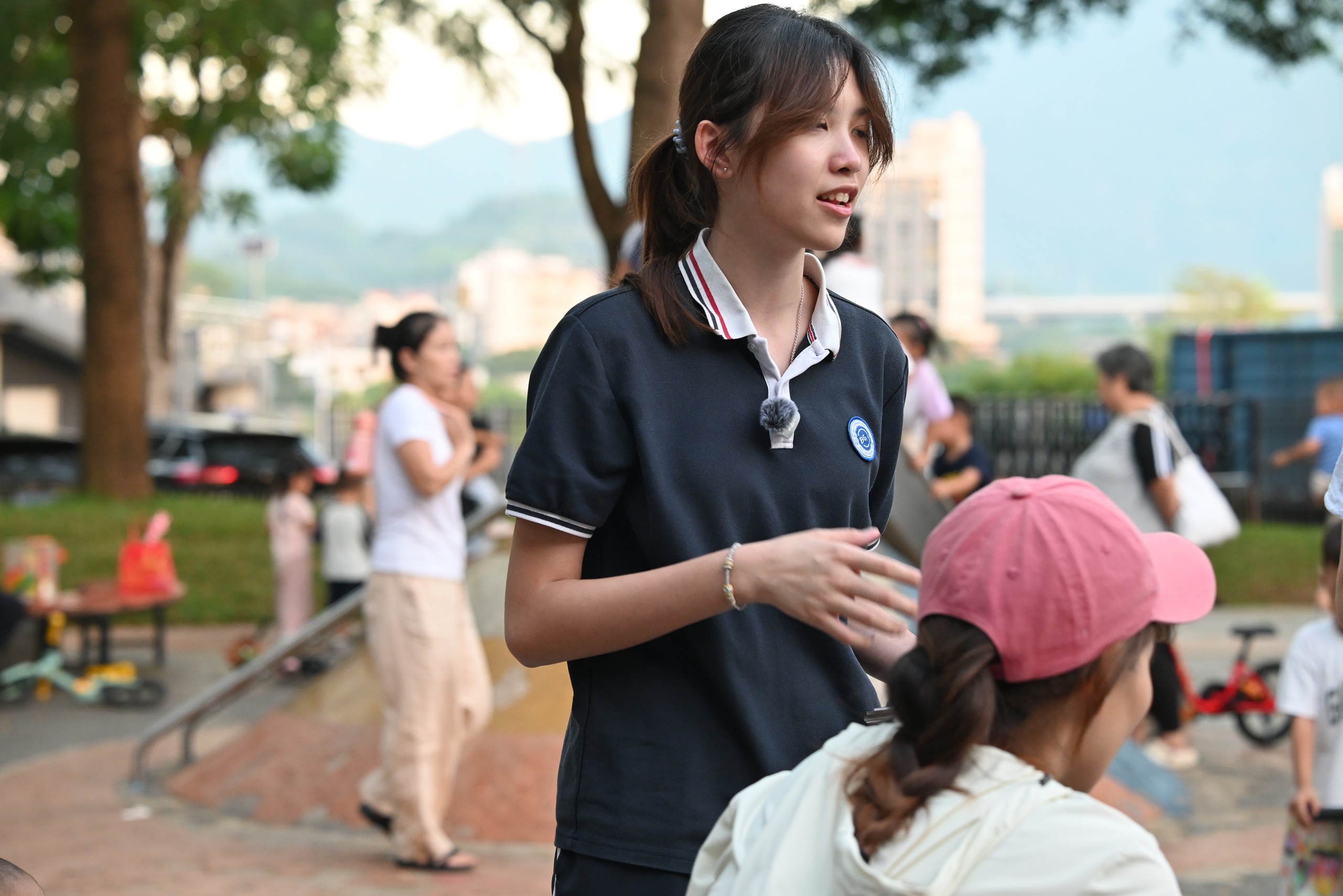 Heiwun speaking with visitors at the community pop-up